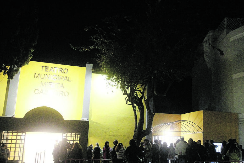 Família do teatro reunida no 'adeus' a Carlos Avilez