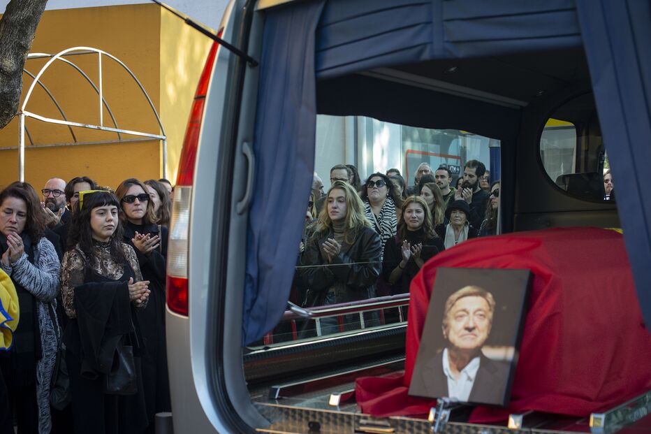 Muitos fãs e alunos de Carlos Avilez na despedida do mestre