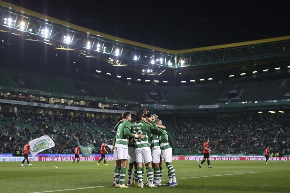 Equipa do Sporting festeja golo contra o Dumiense