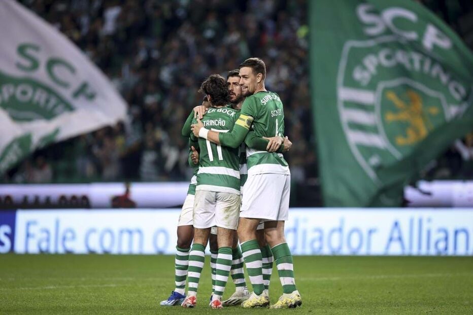 Paulinho, Trincão e Coates celebram o quinto golo contra o Dumiense