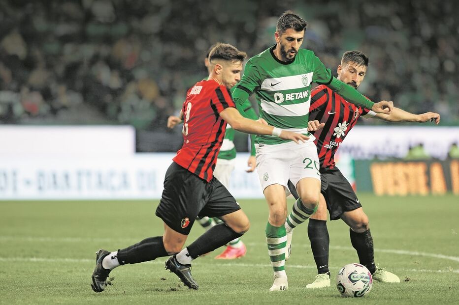 Paulinho esteve sempre vigiado mas fez três golos ao Dumiense