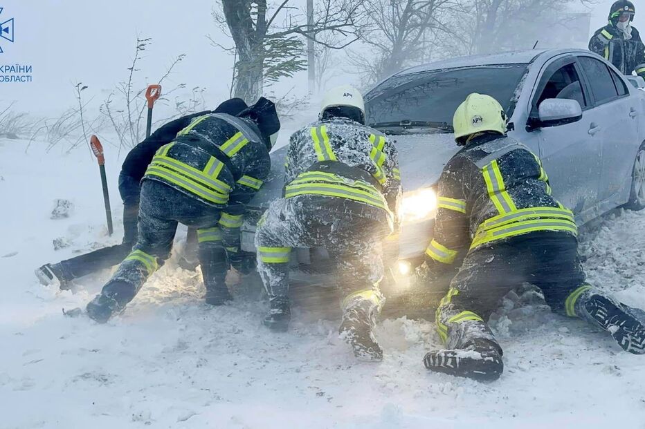 Tempestade de neve faz 13 feridos e deixa mais de 1600 povoações ucranianas sem eletricidade 