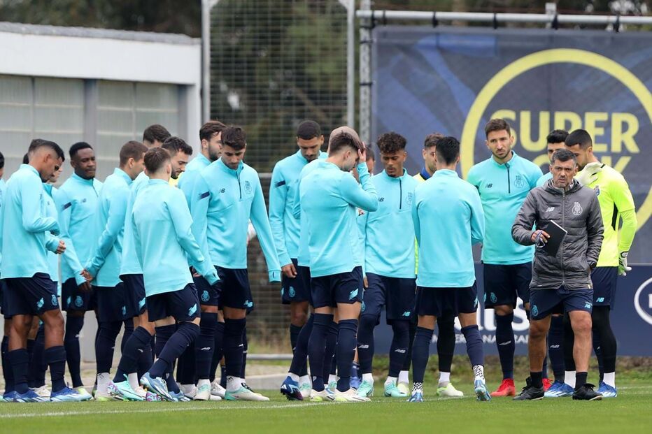 Treino do FC Porto antes da deslocação a Barcelona