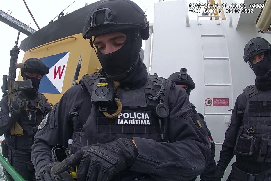 Imagem captada por uma ‘bodycam’ mostra agente também com uma câmara