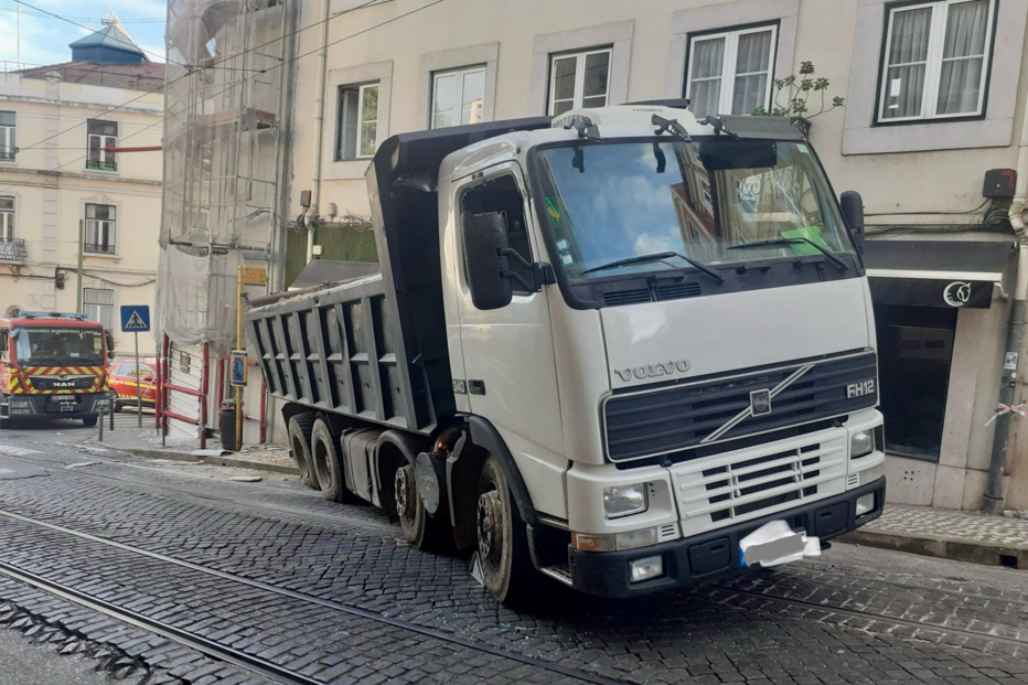 Camião despista-se e embate em prédio em Lisboa 
