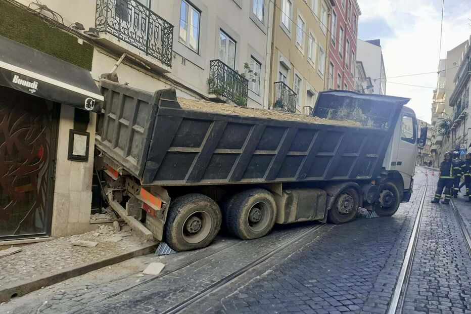 Camião despista-se e embate em prédio em Lisboa 