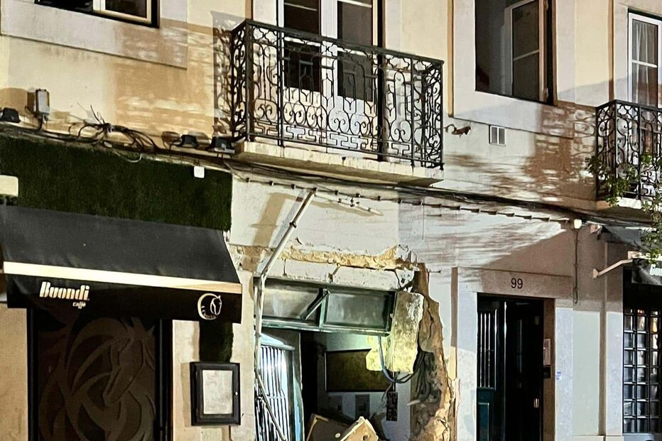 Camião despista-se e embate em prédio em Lisboa 