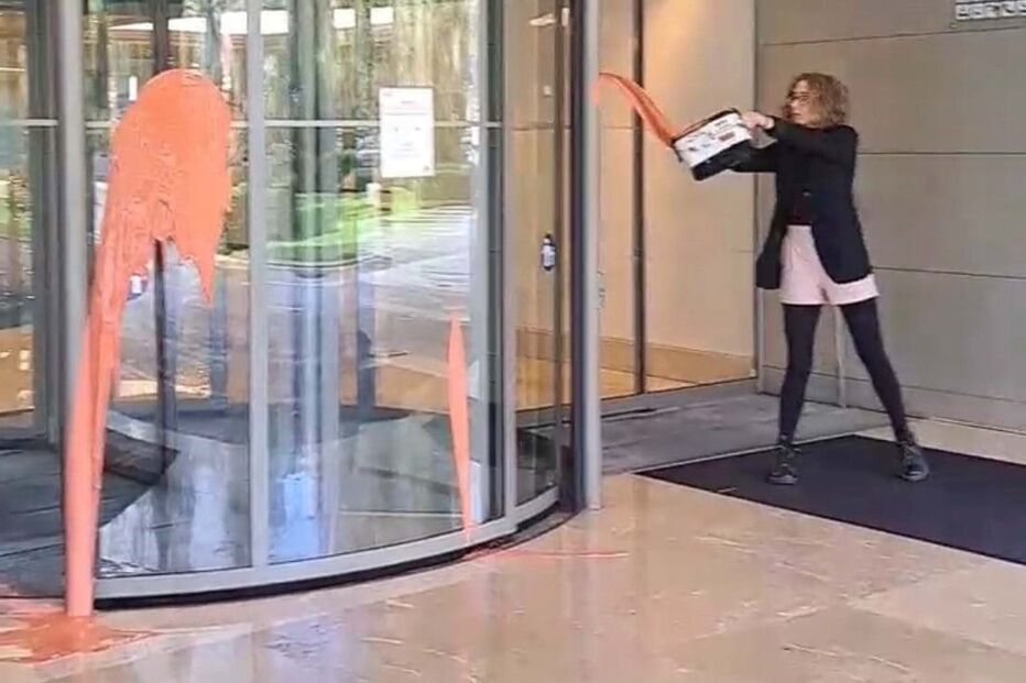 Ativistas ambientais pintam fachada do hotal Marriot