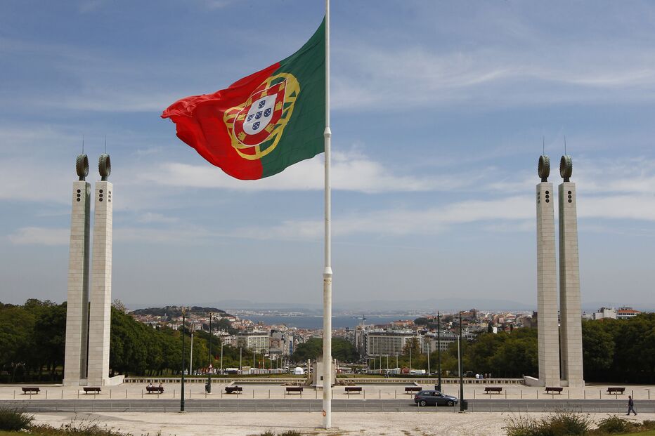 Novo símbolo sem castelos nem quinas
