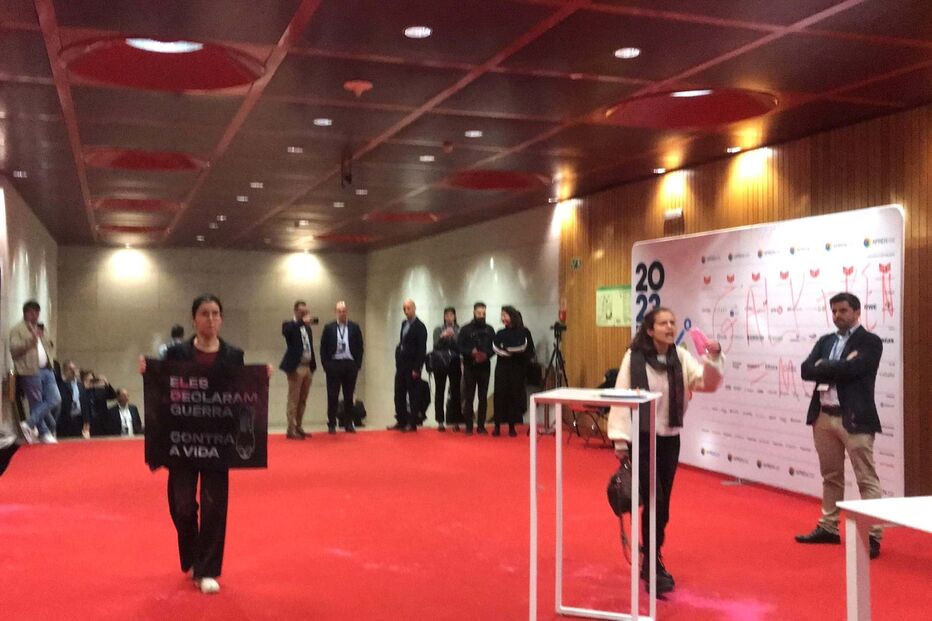 Ativistas cobrem de tinta entrada de sala onde decorria sessão sobre hidrogénio verde