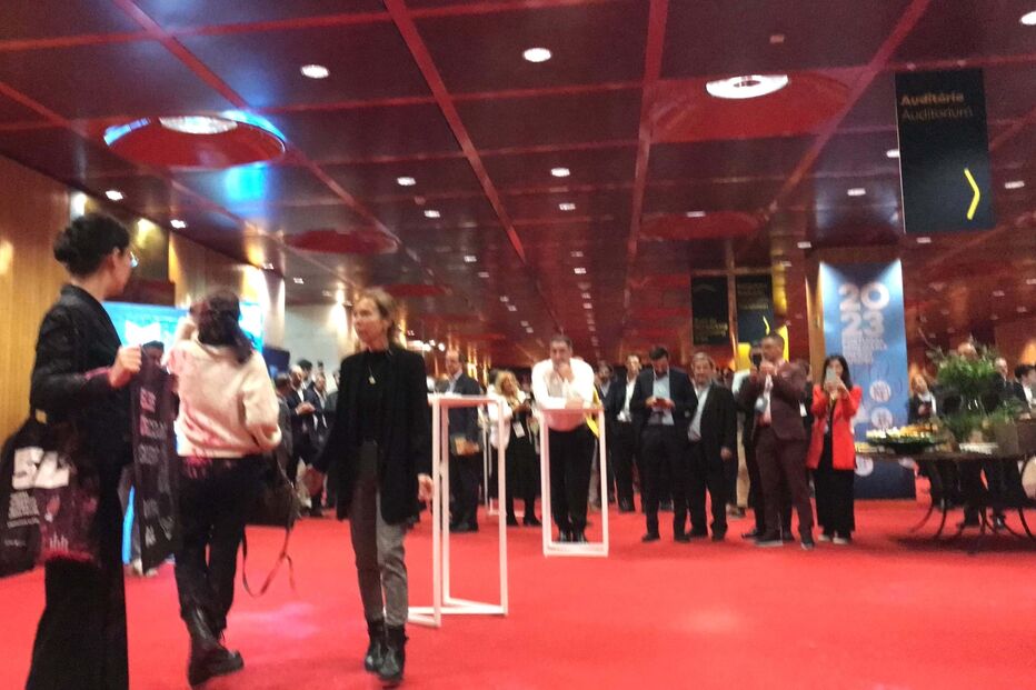 Ativistas cobrem de tinta entrada de sala onde decorria sessão sobre hidrogénio verde