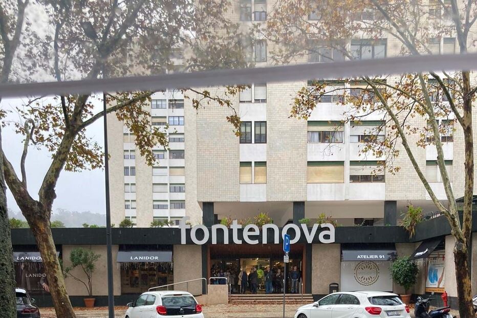 Rua em Benfica alagada devido a intensa precipitação 