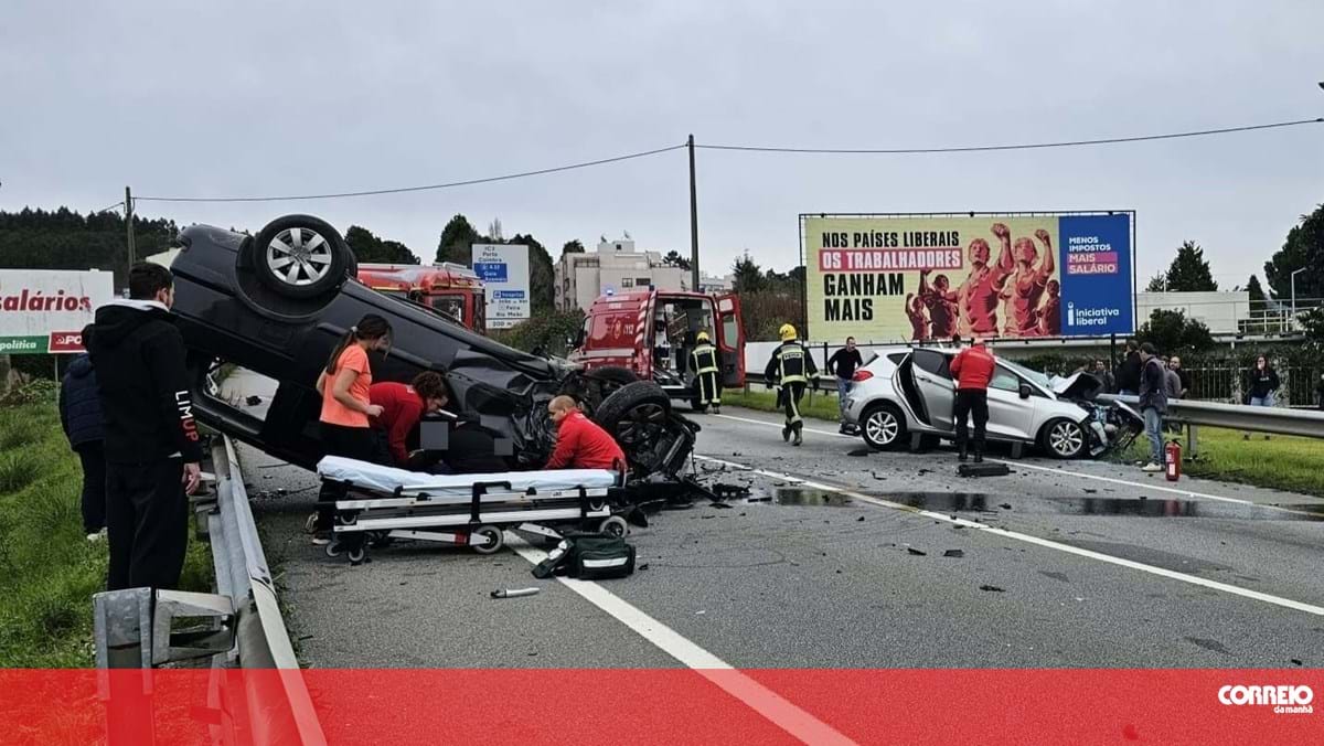 Mulher ferida com gravidade em colisão entre dois carros em Santa Maria da Feira