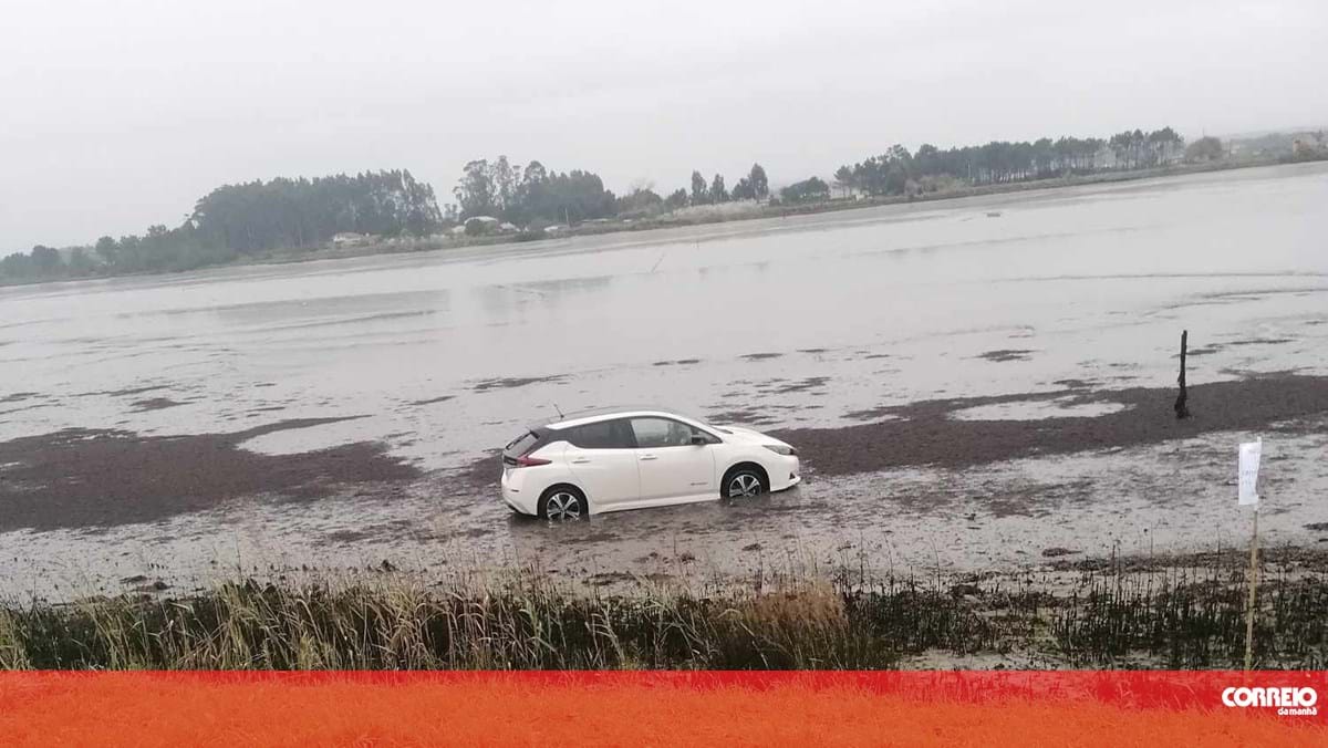 Carro despista-se e cai na Ria de Aveiro