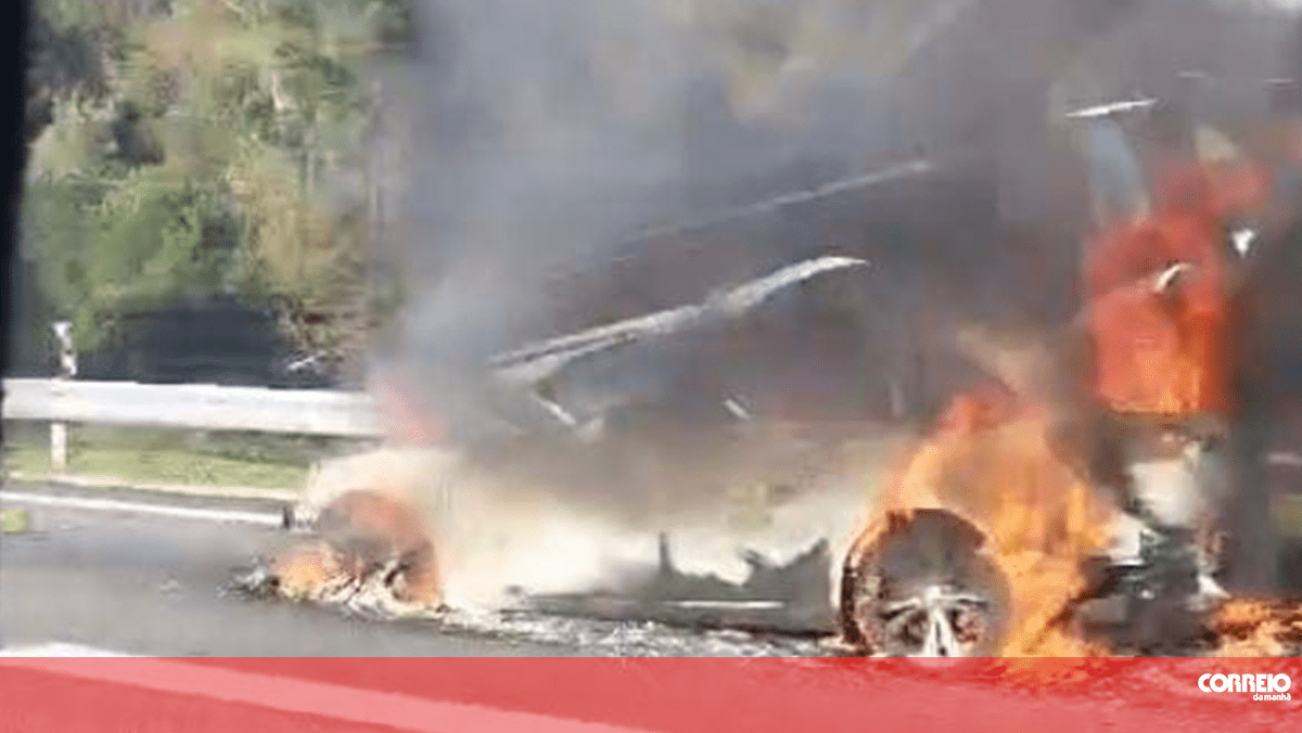 Carro consumido pelas chamas na A11 em Braga