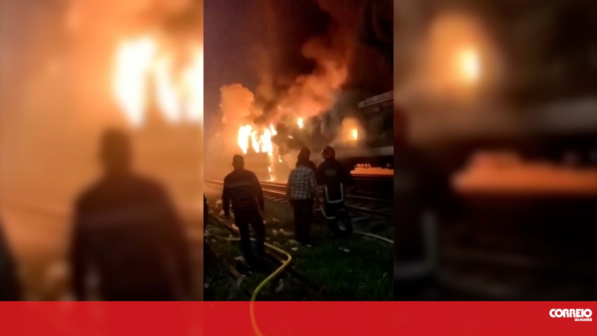 Manifestantes incendeiam comboio no Bangladesh matando quatro pessoas