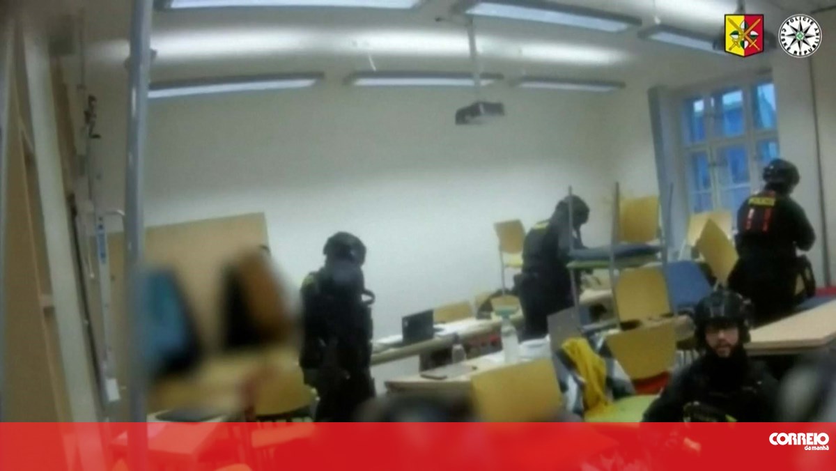 Imagens de 'bodycam' mostram polícia a invadir universidade em Praga para capturar autor do tiroteio
