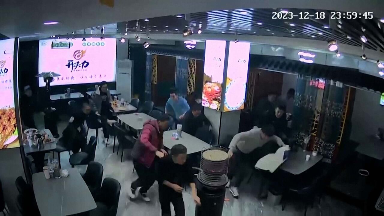 Vídeo capta momento em que clientes fogem de restaurante durante sismo na  China