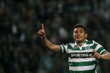 Teófilo Gutiérrez festeja um golo marcado pelo Sporting contra o Estoril, em 2015