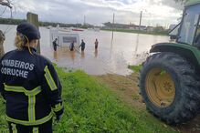 Subida do Rio Sorraia deixa carros e caravanas do circo submersos em Coruche