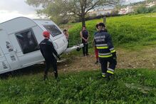 Subida do Rio Sorraia deixa carros e caravanas do circo submersos em Coruche