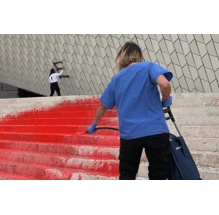 Ativistas atiram tinta à escadaria do MAAT	