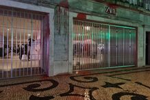 Ativistas pró-Palestina pintam paredes da Zara de vermelho no Porto após polémica campanha publicitária 