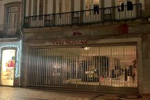 Ativistas pró-Palestina pintam paredes da Zara de vermelho no Porto após polémica campanha publicitária 