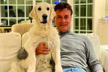 Tony Carreira com uma das cadelas de Sara Carreira