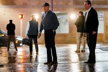 Carro colide com veículo da comitiva de Joe Biden