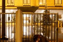 Memorial em frente ao edifício principal da Charles University após o tiroteio