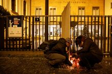 Memorial em frente ao edifício principal da Charles University após o tiroteio