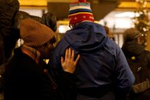 Memorial em frente ao edifício principal da Charles University após o tiroteio