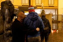Memorial em frente ao edifício principal da Charles University após o tiroteio