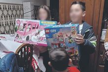 Crianças com as prendas