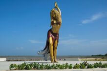 Estátua gigante de Shakira na Colômbia
