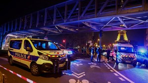 Turista morre em ataque com faca e martelo no centro de Paris. Duas pessoas ficaram feridas
