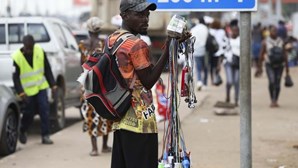 Inflação quebra negócio de vendedores informais angolanos que lamentam "vida precária" 