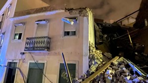 Prédio em obras desaba e atinge edifício residencial na Calçada da Picheleira em Lisboa. Há dois feridos