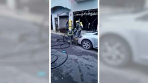 Bombeiro e polícia feridos em incêndio num restaurante em Mem Martins