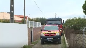 Bombeiros combatem fogo em quarto de habitação em Faro