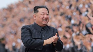 Kim Jong-un visita fábricas de armas e destaca capacidade produtiva "de nível mundial"