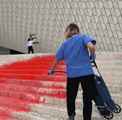 Ativistas atiram tinta à escadaria do MAAT	