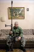 Vyacheslav Kovalskiy mostra espingarda  e balas especiais