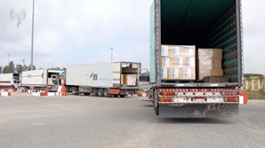 Camiões de ajuda humanitária no posto de controlo de Kerem Shalom