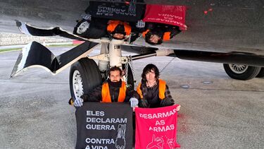 Ativistas do Climáximo atiram tinta a jato no Aeródromo de Cascais