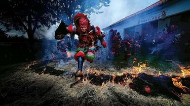 As festas dos rapazes animam o Natal nas aldeias transmontanas de Varge e Ousilhão