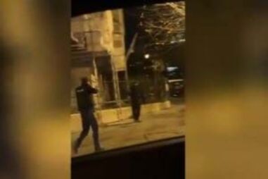 Suspeito de ataque com faca e martelo no centro de Paris grita "Allah Akbar" no momento da detenção