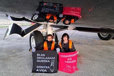Ativistas do Climáximo atiram tinta a jato no Aeródromo de Cascais
