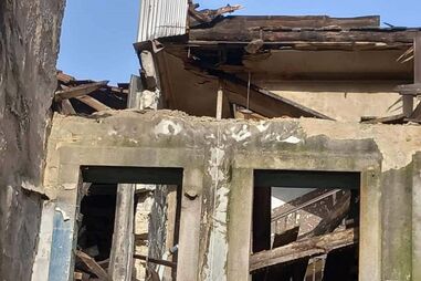 Derrocada de edifício em obras corta trânsito em rua do Porto